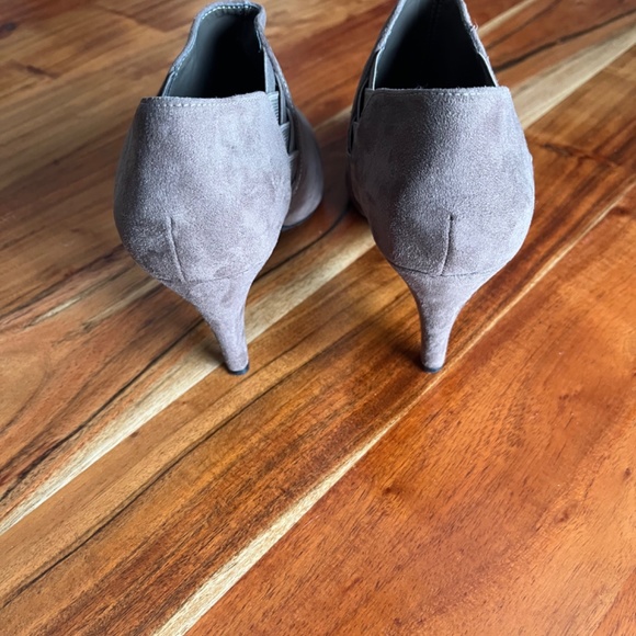 Brown suede boots. Women’s size 9. - Picture 2 of 3